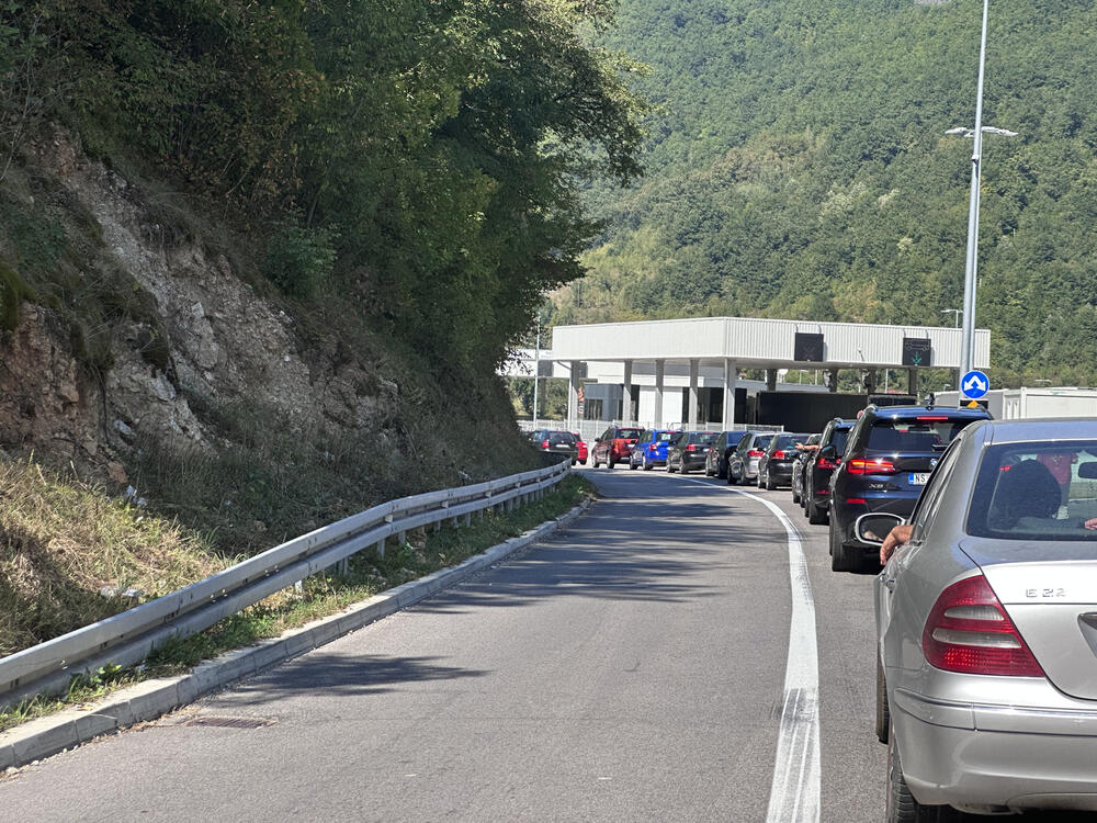 udario u bankinu i prevrnuo se! saobraćajka kod bijelog polja: kilometarske kolone vozila na ulazu u srbiju (video)
