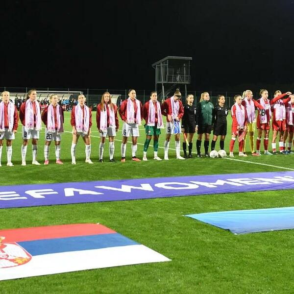 FSS PODRŽAO AKCIJU BOBRE PROTIV RAKA DOJKE: Lep gest srpskih fudbalerki na utakmici protiv Poljske