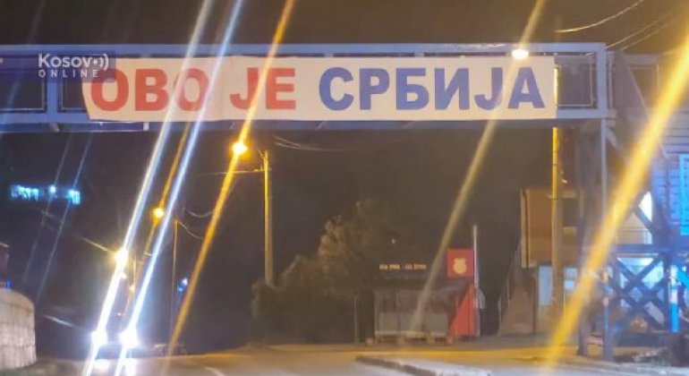 ovo je srbija: u sočanici ponovo postavljen patriotski transparent