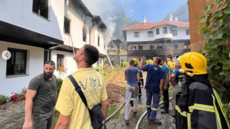 vatra je uništila više od 500 kvadrata: obnova konaka u manastiru vraćevšnica kod gornjeg milanovca (foto)