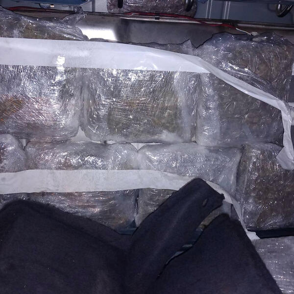napravio lažno dno u "mercedesu" i sakrio 32 paketa droge: zaplenjeno više od 16 kilograma marihuane na graničnom prelazu šid foto