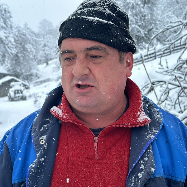 "STRUJU NEMAMO SATIMA I NE ZNAMO KAD ĆEMO JE DOBITI": Sneg izazvao KOLAPS u ivanjičkim selima, meštani nemaju ni STRUJE NI SIGNALA