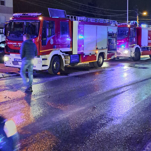 raste broj povređenih u požaru u surčinu: vatrogasci i dalje u žustroj borbi sa stihijom, vatra sravnila mesaru (video)