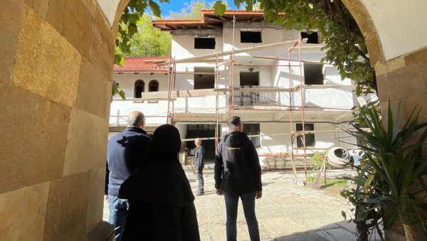 ватра је уништила више од 500 квадрата: обнова конака у манастиру враћевшница код горњег милановца (фото)