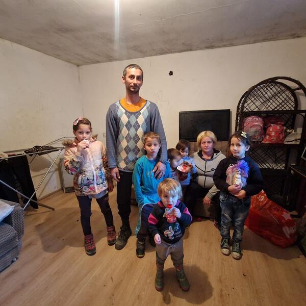 osmočlana porodica radenković živi u nehumanim uslovima: tužni prizori u mestu kod niša, svaka pomoć im je dobrodošla (foto)
