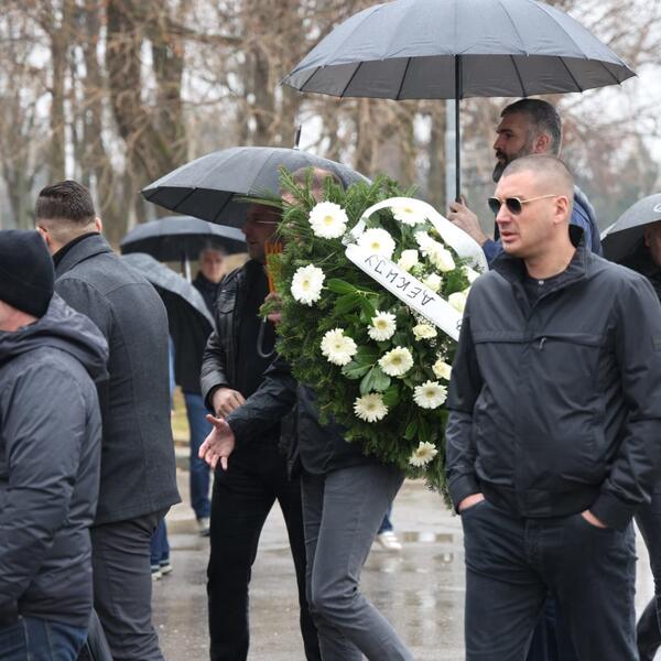 dejan milojević ispraćen na večni počinak: miloje sahranjen u beogradu, suze i potresne scene na odlasku legende