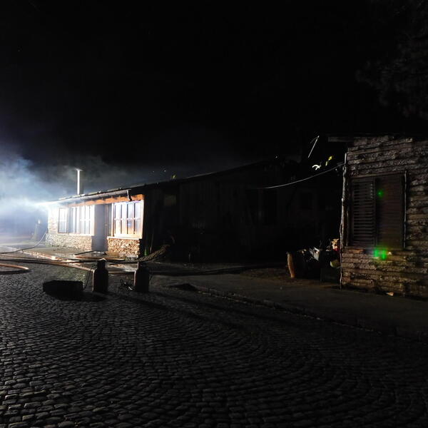 PLANUO UGOSTITELJSKI OBJEKAT U LOZNICI Celo naselje bez struje, vatrogasci se bore sa stihijom (FOTO)