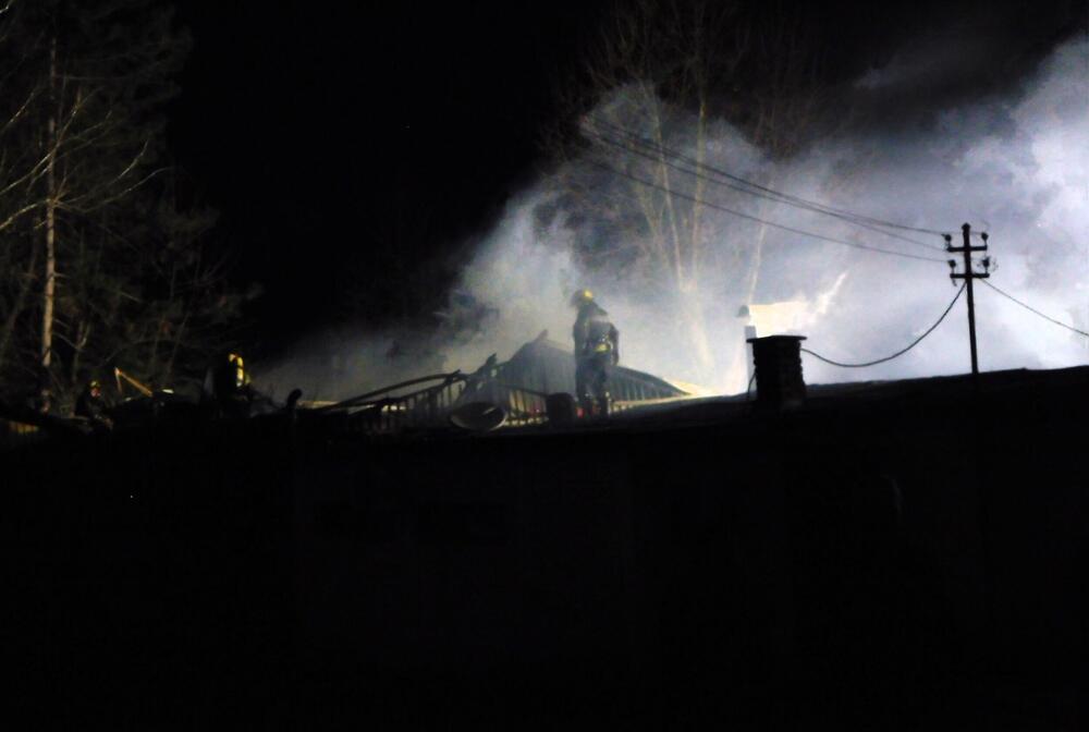 PLANUO UGOSTITELJSKI OBJEKAT U LOZNICI Celo naselje bez struje, vatrogasci se bore sa stihijom (FOTO)