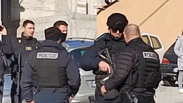 скинута застава србије: тзв. косовска полиција упала у просторије општине пећи (видео)