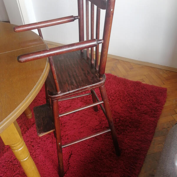 stolica "hranilica" stara 40 godina, koristila je deca iz 3 generacije: i dalje ima svoju namenu, jedna baka je sačuvala (foto)