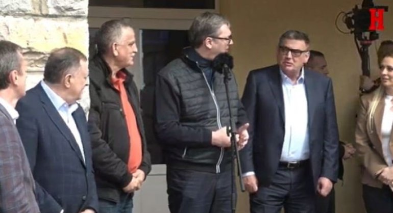 uživoPREDSEDNIK U POSETI PAMBUKOVICI: Vučić pred velikim brojem meštana - Videćete mašine za 7 dana (FOTO/VIDEO)