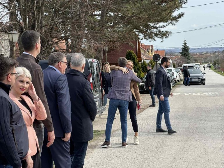 uživoPREDSEDNIK U POSETI PAMBUKOVICI: Vučić pred velikim brojem meštana - Videćete mašine za 7 dana (FOTO/VIDEO)