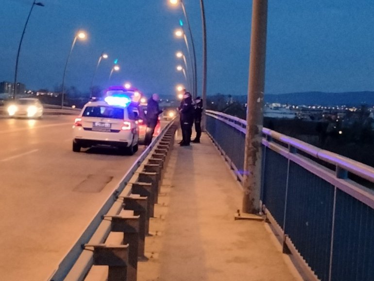 pregovarao sa policijom pa skočio sa mosta: prve slike sa temerinskog mosta u novom sadu (foto)