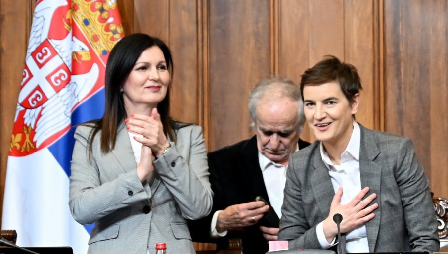 ZAVRŠENA SEDNICA SKUPŠTINE: Brnabić nova predsednica parlamenta, opozicija bacala papire i lupala po klupama (FOTO/VIDEO)