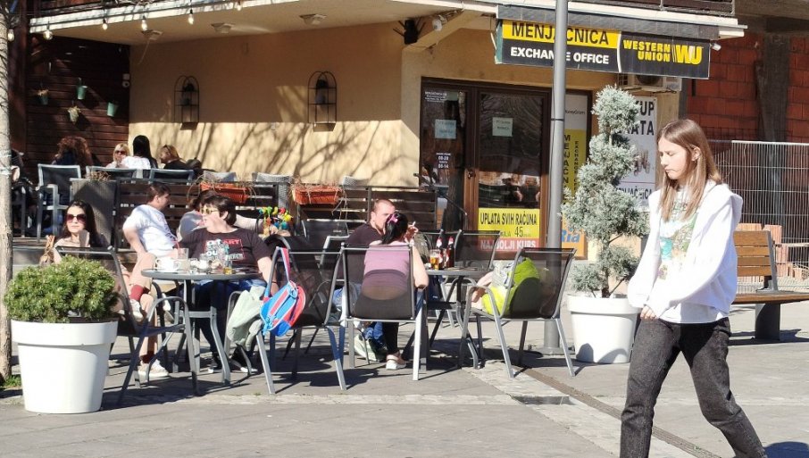 JOŠ MALO, PA LETNJI DAN U PARAĆINU: Sugrađani bez viška odeće prvi put na ulici (FOTO)