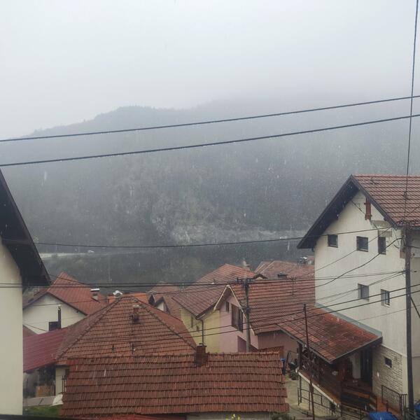 SNEG POČEO I U OVOM GRADU Padavine od jutros parališu Srbiju, obelela 3 dela zemlje - prvi prolećni vikend nikad varljiviji VIDEO