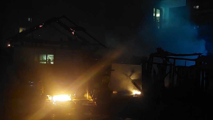 CRNI DIM NAD LOZNICOM: Gore garaže u centru grada, vatrogasci se bore sa vatrenom stihijom (FOTO/VIDEO)
