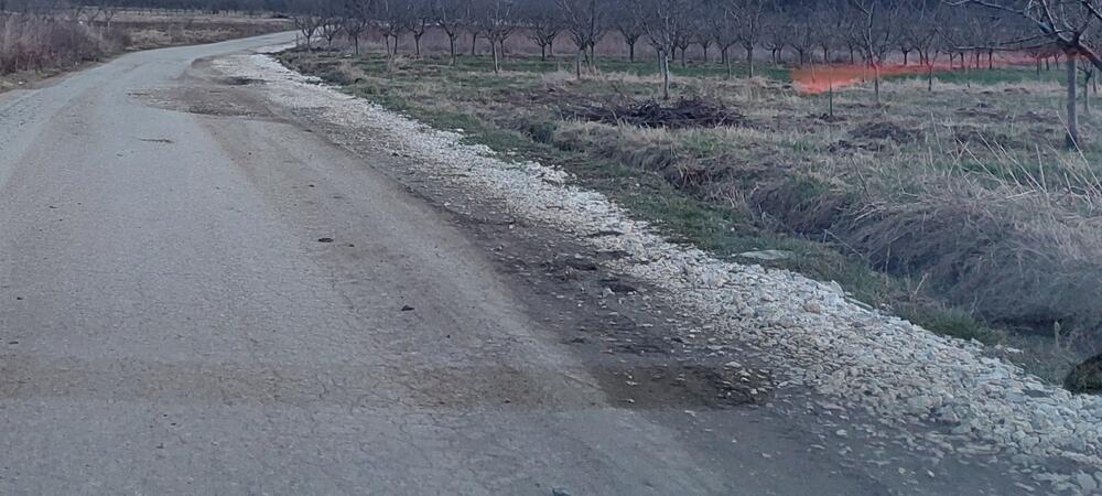 meštani sela popova na mukama zbog kamiona koji prolaze i uništavaju asfalt predsednik opštine blace: put će biti rekonstruisan