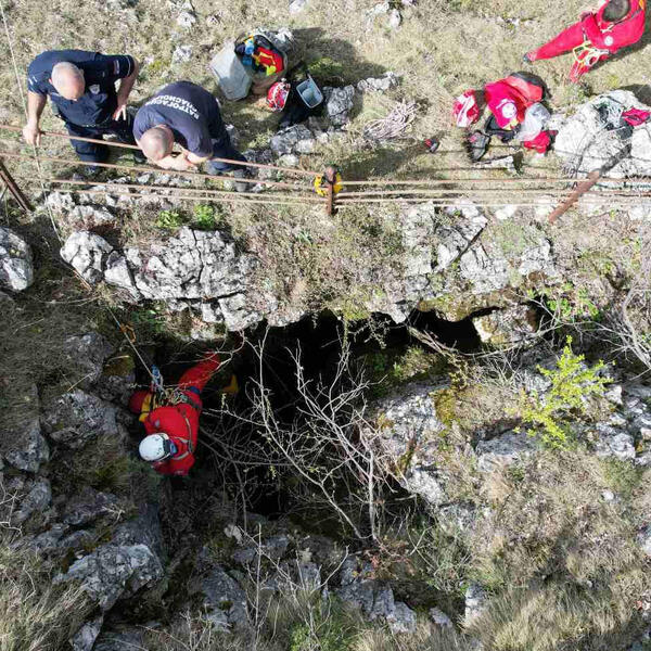 telo male danke spasioci traže u jami kanjona dubokoj 70 metara: pogledajte prve slike sa lica mesta! mup se hitno oglasio (foto)