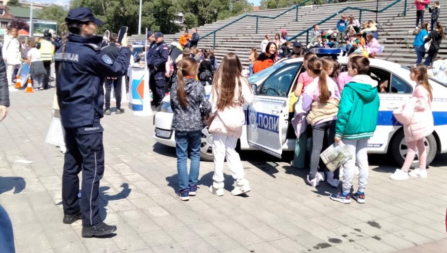 DRUŽENJE S POLICAJCIMA I VATROGASCIMA: Projekat „Zajedno i bezbedno kroz detinjstvo“ u Novom Sadu