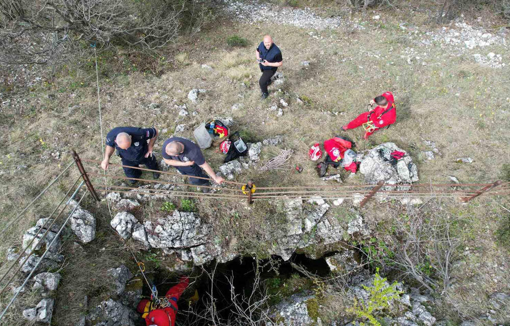 telo male danke spasioci traže u jami kanjona dubokoj 70 metara: pogledajte prve slike sa lica mesta! mup se hitno oglasio (foto)