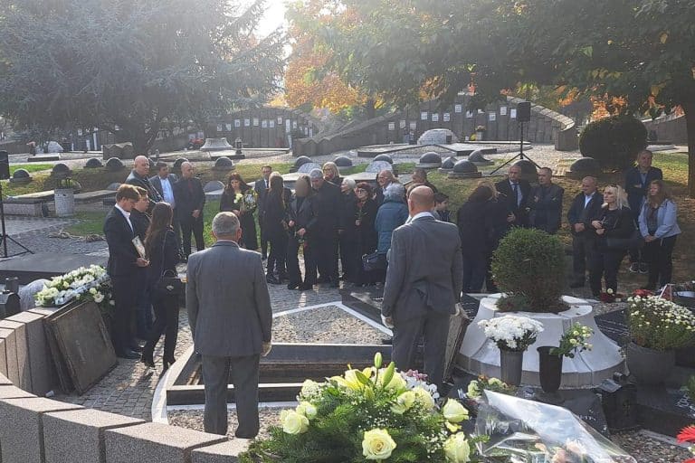 Sahrana Dragoslava Lazića: Supruga Dragana uplakana, dirljiv govor ćerke Anite “Tatice moj…”, emotivne scene na Novom groblju (VIDEO)