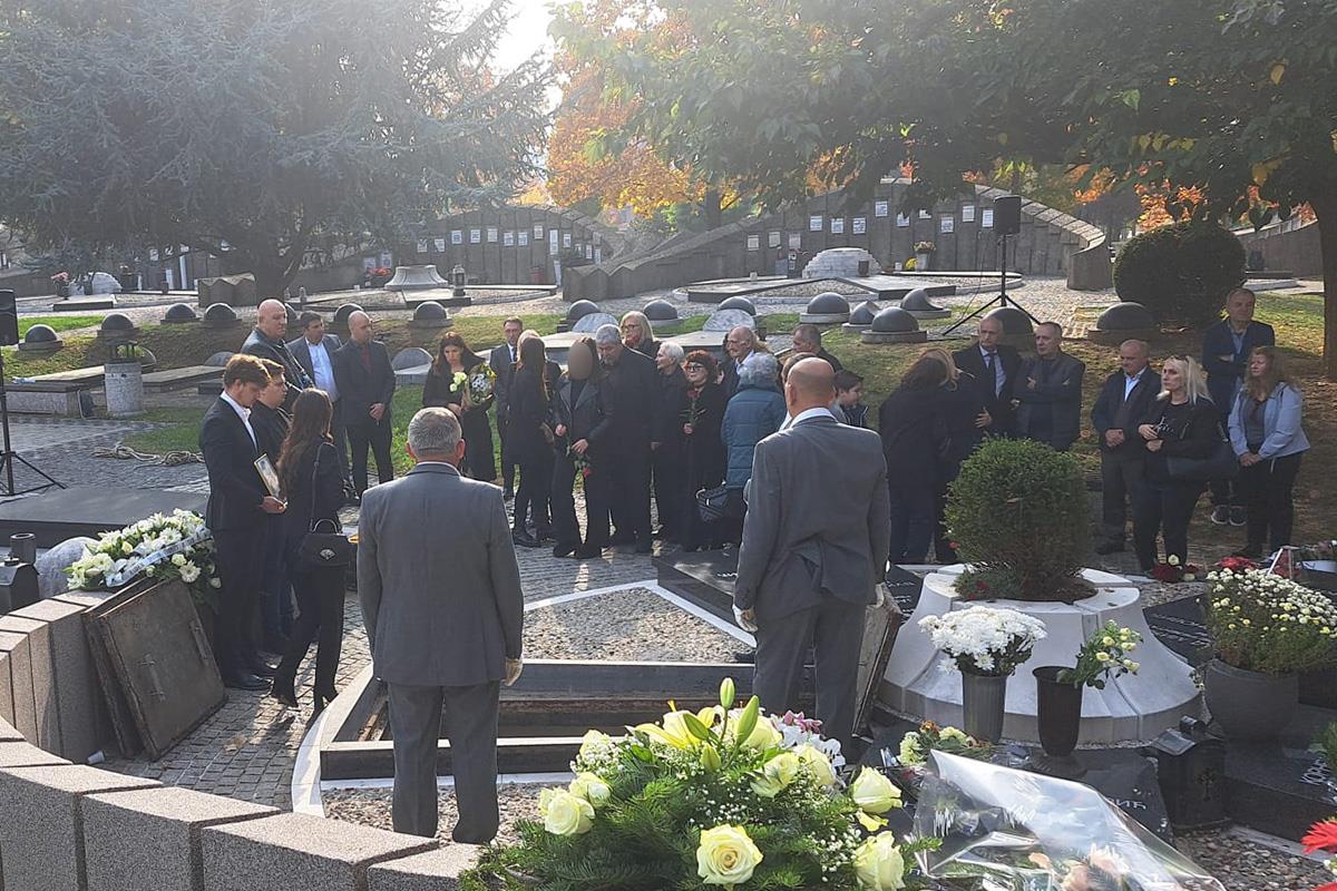 Sahrana Dragoslava Lazića: Supruga Dragana uplakana, dirljiv govor ćerke Anite “Tatice moj…”, emotivne scene na Novom groblju (VIDEO)