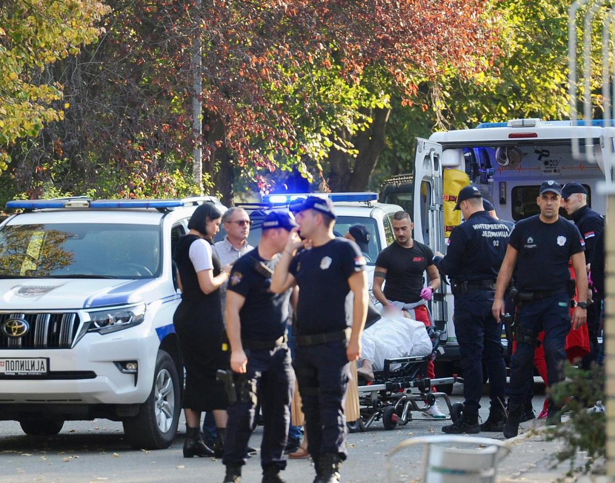 “HTEO JE DA LIKVIDIRA PORODICU, SVE DA IH UBIJE, A NA KRAJU I SEBE” – Komšije sa Bežanijske kose u šoku nakon pucnjave u kući: To je um koji je izgubio razum… (Foto)