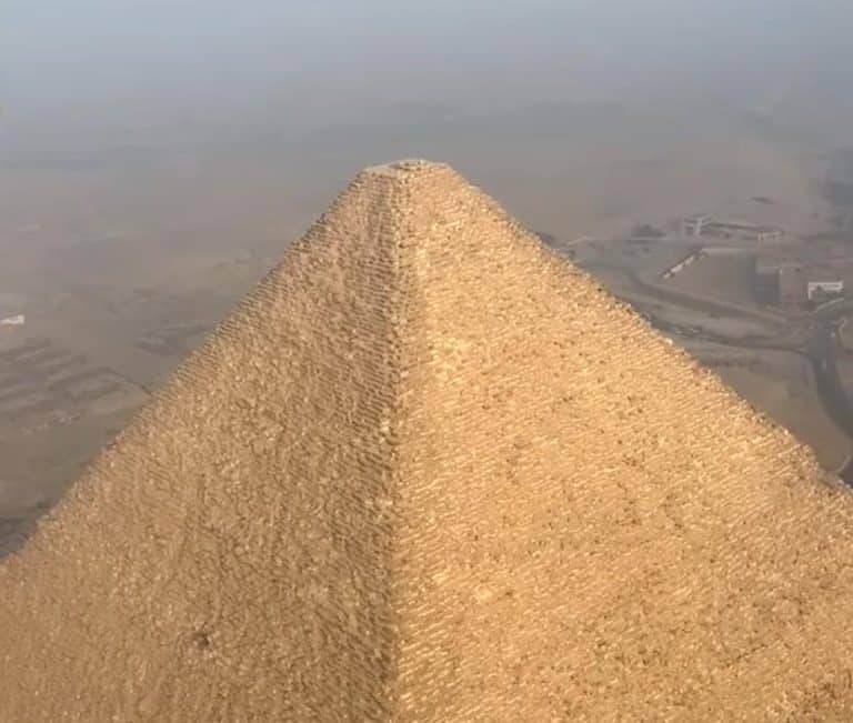 Na vrhu Keopsove piramide zabilježena misteriozna pojava: “Niko ne može da objasni kako se ovo desilo, to je egipatski bog Anubis.”