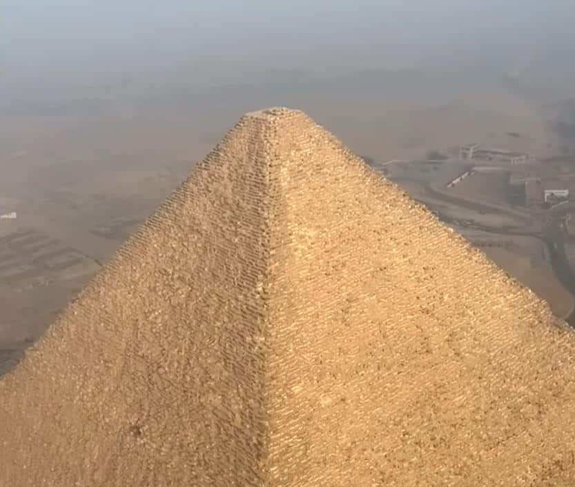 Na vrhu Keopsove piramide zabilježena misteriozna pojava: “Niko ne može da objasni kako se ovo desilo, to je egipatski bog Anubis.”