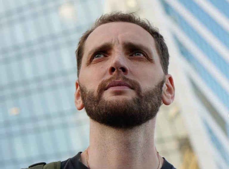 Sergej, visok više od 2 metra i s obućom broja 56, suočio se s tumorom koji je uticao na njegov rast, a svoj najveći izazov pretvorio u poslovnu priliku.