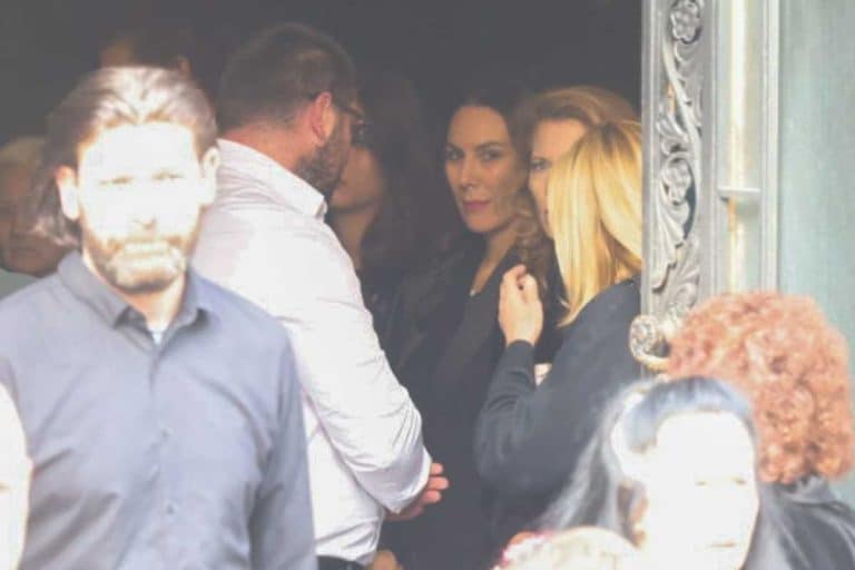 Anita, ćerka Dragoslava Lazića i Snežane Savić, prisustvovala je poslednjem ispraćaju svog slavnog oca (FOTO).