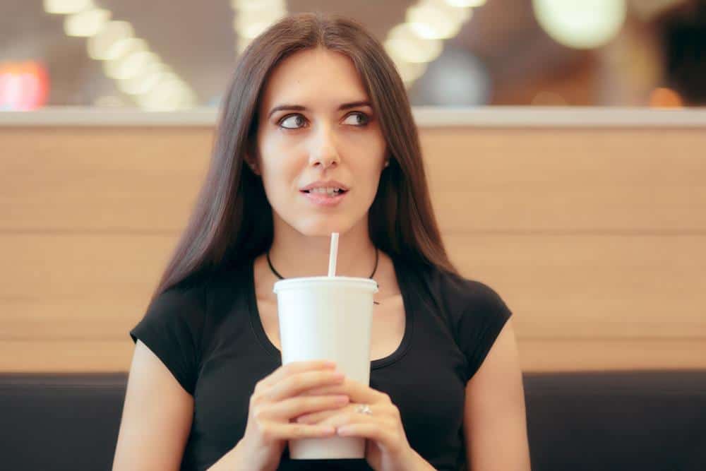 Šta se događa kada adolescenti piju kafu? Čak i ona bez kofeina može im ozbiljno naškoditi, uzrokujući hiperaktivnost i uznemirenost.