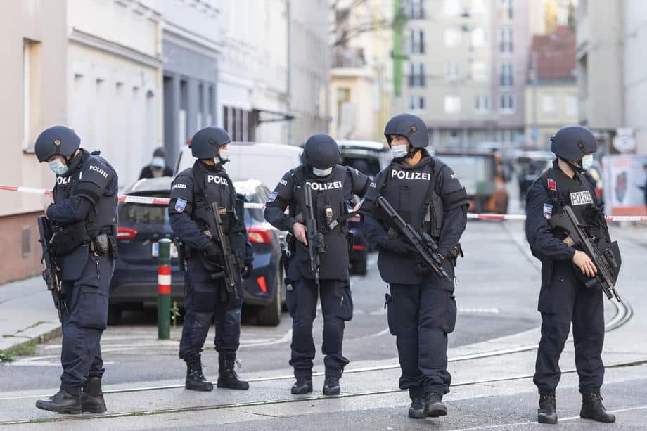 ATENTAT U AUSTRIJI: UBISTVO GRADONAČELNIKA, POLICIJA I SPECIJALCI U AKCIJI, NAPADAČ NA BEGU! (FOTO)