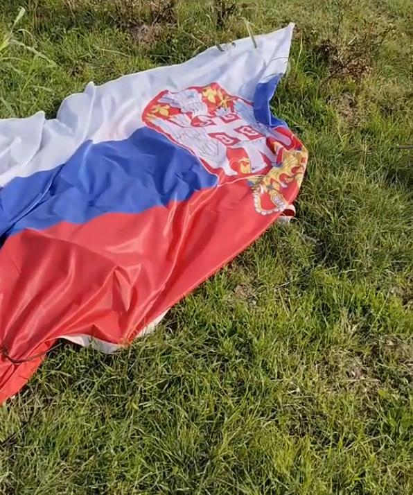 Hrvat pronašao srpsku zastavu, njegov potez izazvao buru na mrežama: ‘Pogledajmo šta ćemo i kako dalje…’