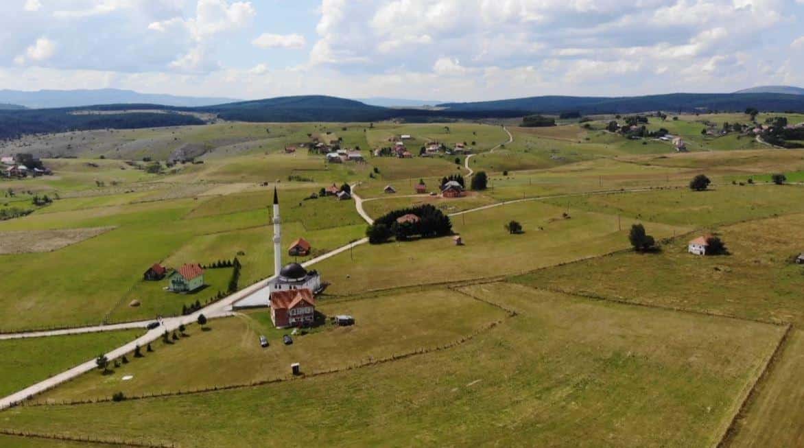 PEŠTER: LJUDI U NEVERICI – Otkud ovo u srpskom Sibiru? Selma pokazuje šta je rodila u bašti, dok su nekad u ovo doba bili snegovi (foto)