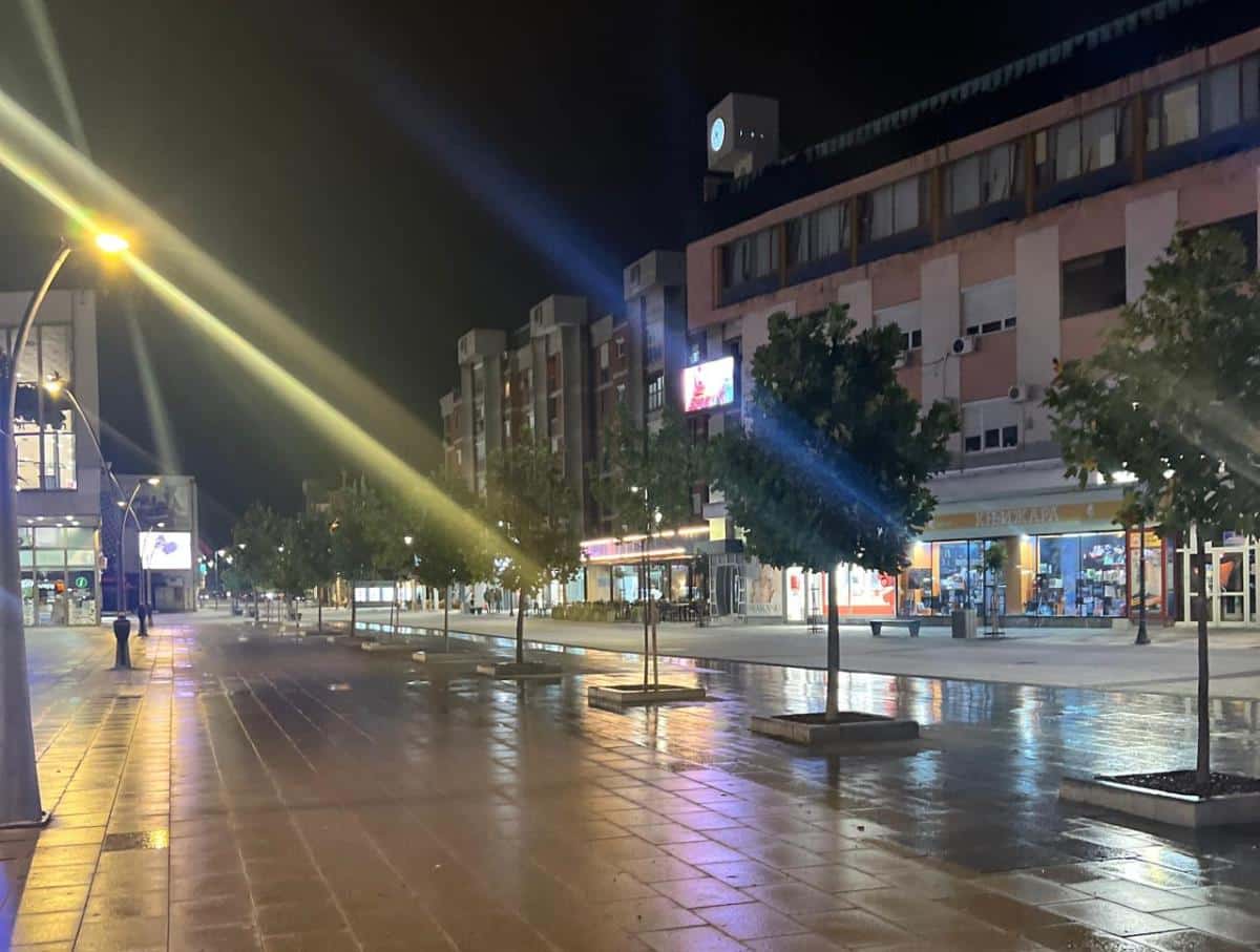 BIZARNA SCENA U ČAČKU: Muškarac nag i sa povredom na glavi trčao kroz strogi centar grada, prolaznici ostali zatečeni prizorom!