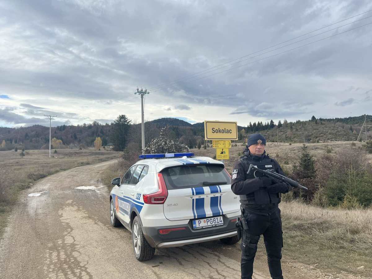 POLICIJA SA PUŠKAMA ISPRED SELA U KOM JE ALIJA BALIJAGIĆ UBIO BRATA I SESTRU: Ovako izgleda život na mestu zločina, dve porodice se već odselile! (FOTO)