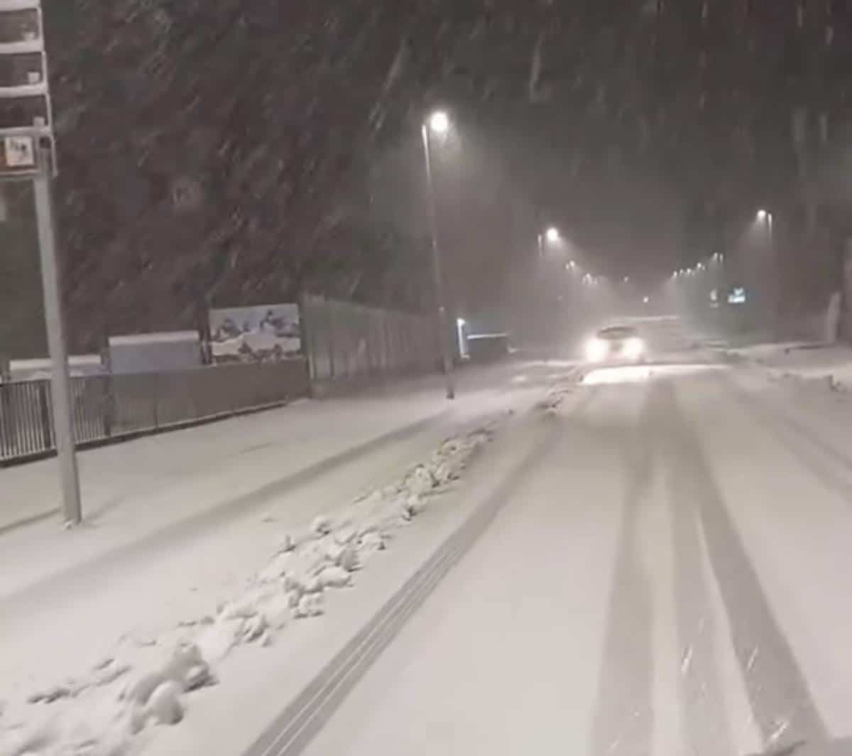 Sneg okovao Srbiju, na planinama palo preko 20 centimetara: Ovo su trenutno najkritičnija mesta, na pojedinim delovima obustavljen saobraćaj