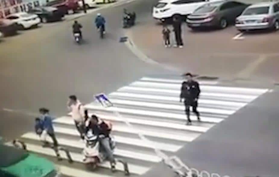 PRIZNAO DA JE GLUMIO SAOBRAĆAJCA I PEŠACIMA NAPLAĆIVAO KAZNE: Uhapšen prevarant iz Zemuna, evo koliko je para uzeo