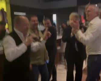 TERZIĆ “OTIMA” MIKROFON PEVAČU I PEVA IZ SVEG GLASA ČUVENU RUSKU PESMU: Hit snimak sa proslave petardiranja Nemaca (VIDEO)