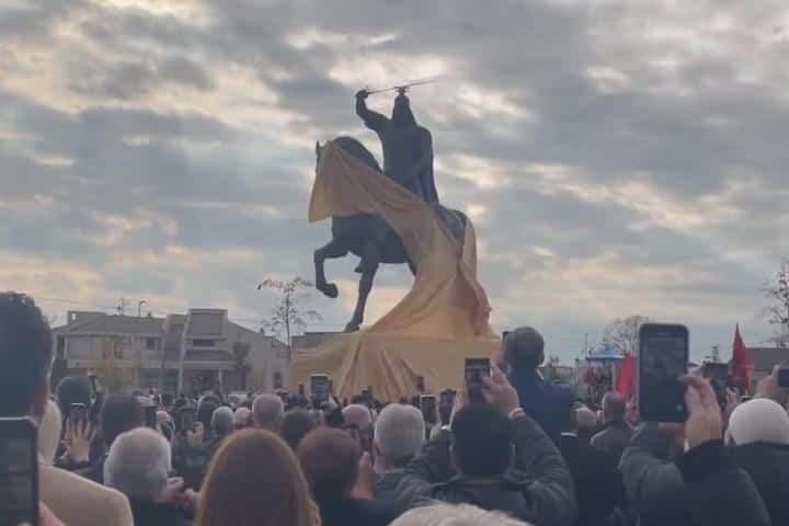 ZAVIJORILE SE ALBANSKE ZASTAVE KOD PODGORICE! Otkriven spomenik Skenderbegu, proslavljena godišnjica nezavisnosti Albanije! (FOTO/VIDEO)