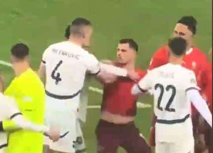 DO SADA NEOBJAVLJENI VIDEO: Milenković hvatao albanskog provokatora Džaku za dres, potom se umešao i Mitrović! Pogledajte sve iz drugog ugla