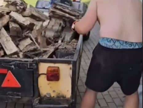 I OVAKO MI SAMO STOJI U SOBI! Ljudska dovitljivost nema granica, narod gleda, ne veruje kako se momak dosetio da utovari drva! “Bravo, care, patentiraj ti ovo”