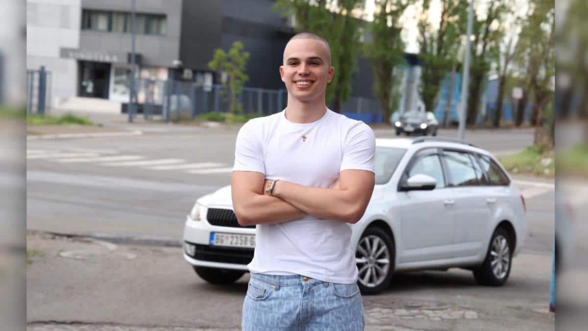 VOJAŽ RAZBESNEO SRBIJU ZBOG PEVANJA NA DAN ŽALOSTI, A DA LI SE SEĆATE SKANDALA TOKOM MASAKRA? Ismevao žrtve sa Nućijem, simulirali pucanje… (FOTO)