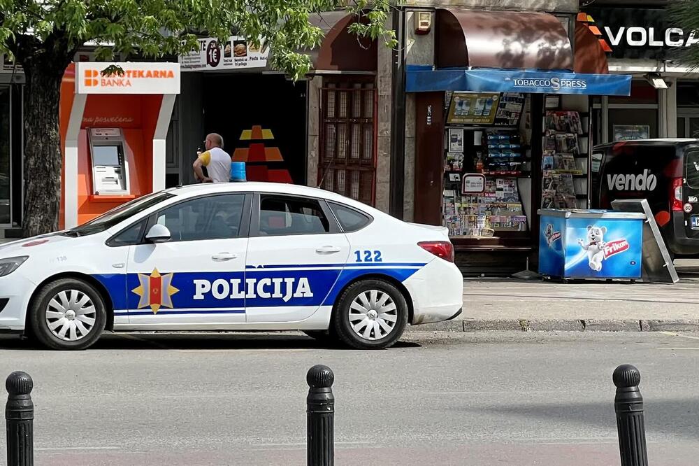 Crna GoraCrna GoraCRNOGORSKI BIZNISMEN UHAPŠEN ZBOG NAPADA NA NOVINARKU: Drama u Crnoj Gori, oglasio se i premijer SpajićReagujKomentarišiReagujKomentariši