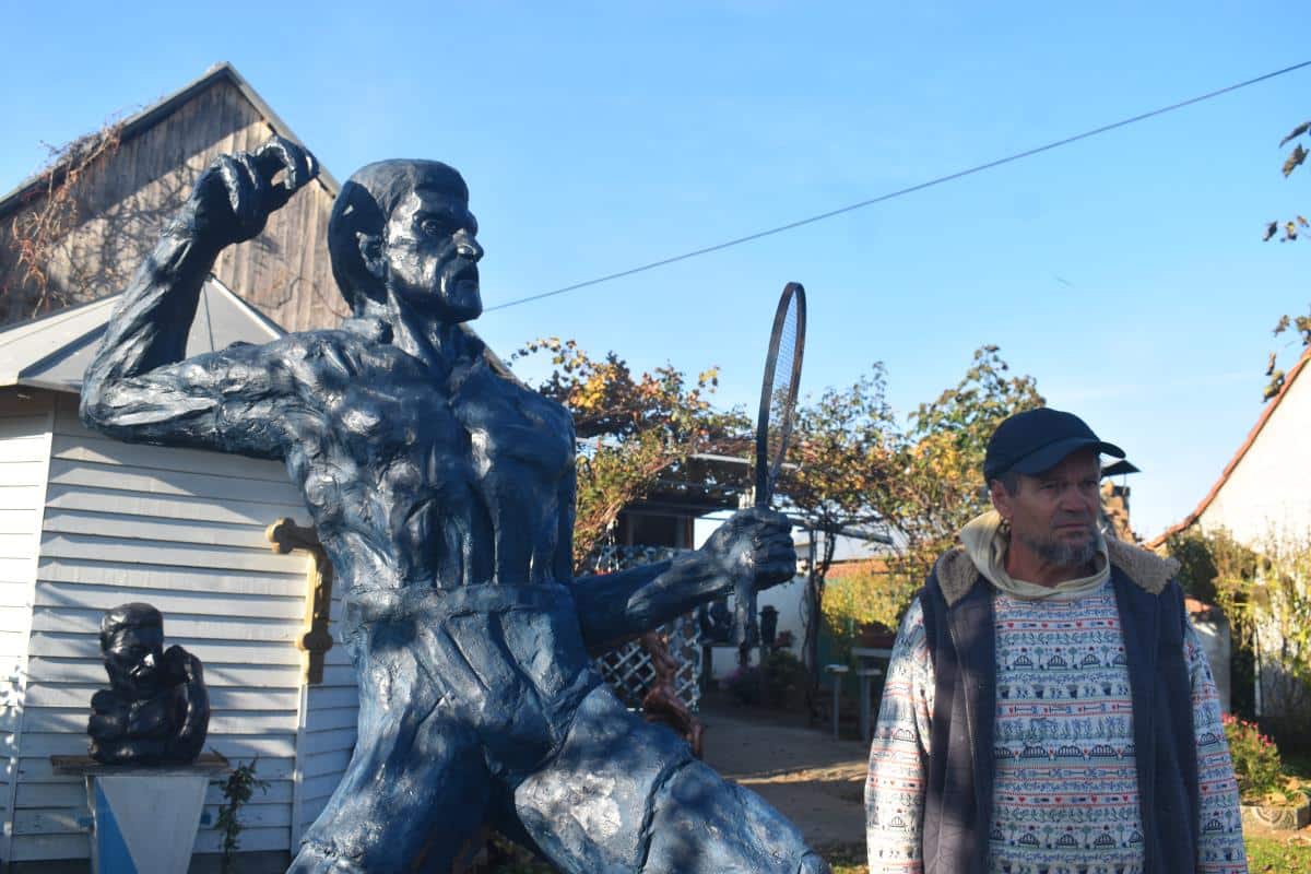 SrbijaSrbijaOVO JE STATUA NOVAKA ĐOKOVIĆA O KOJOJ SVI PRIČAJU Nalazi se u Kikindi, a evo šta kaže autor: U rukama ima dva jaka simbola…2 · ReagujKomentariši2 · ReagujKomentariši