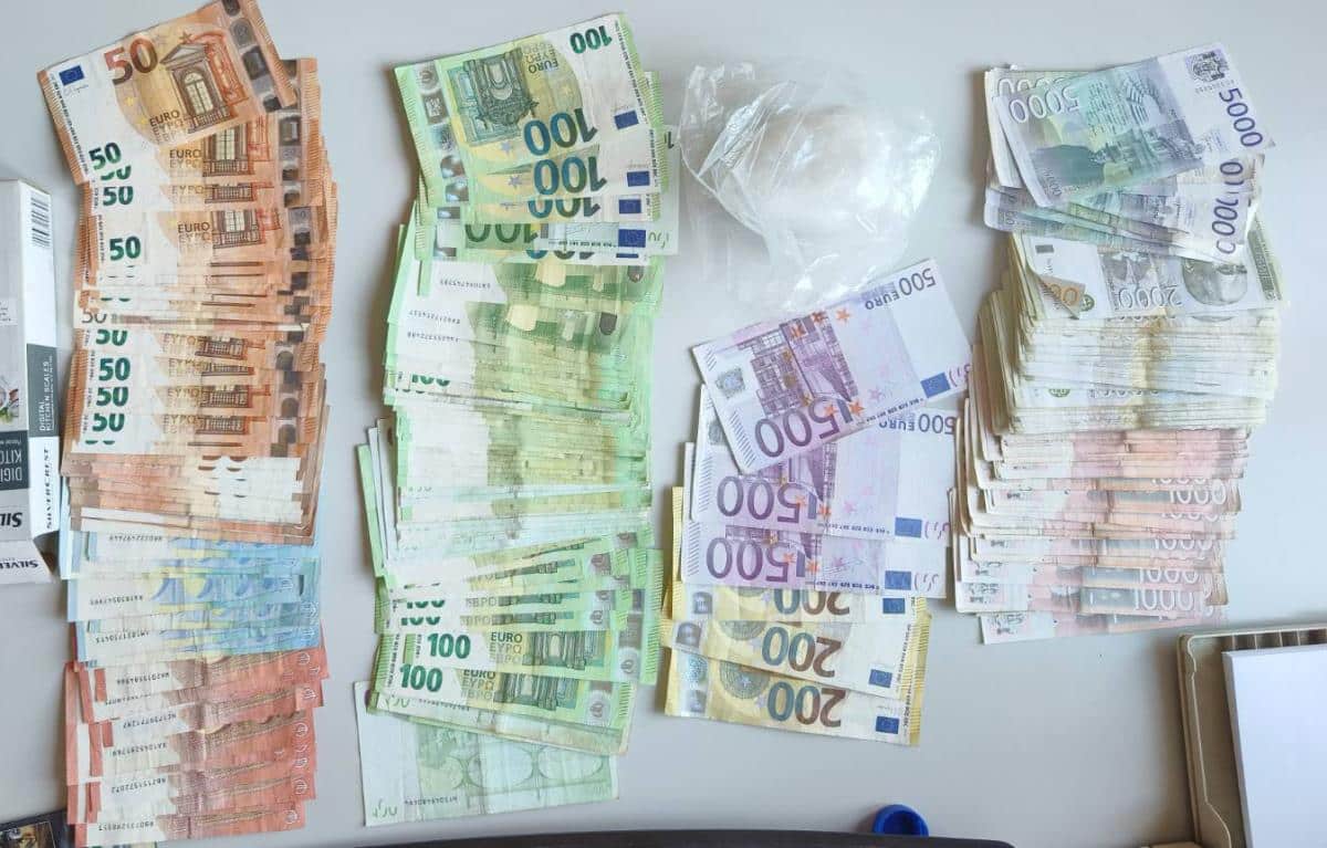 HronikaHronikaUHAPŠENA DVOJICA DILERA: U stanovima u Sremskoj Mitrovici, Staroj Pazovi i Zemunu imali dorgu, oružje i gomilu novca od prodaje! (Foto)ReagujKomentarišiReagujKomentariši