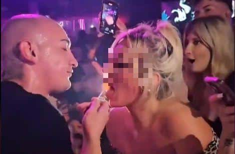 “U ŠOKU SAM, NEČIJA MAJKA!” Desingerica ponovo zgrozio javnost, evo šta je radio na bini sa starijom gospođom: Ljudi u šoku, da ti se smuči!