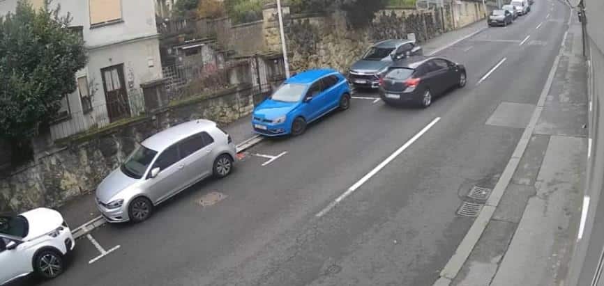 ISPLIVAO JEZIV SNIMAK: Devojka visi na vratima, automobil je vuče po ulici, a kraj je posebno dramatičan (VIDEO)